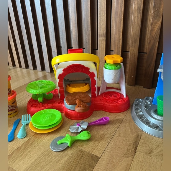 Play-doh Lot of 3 sets Pizza Oven Ice cream maker and Pasta maker with 15 dohs - Picture 4 of 8